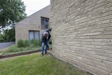 Maurice geeft de hoogte van het water aan tijdens overstroming