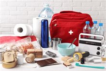 Foto van spullen die in een noodpakket zitten