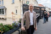 Foto van wethouder Niels Dauven in het centrum van Valkenburg.