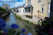 Foto van de Geul die door het centrum van Valkenburg stroomt.