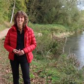 Foto van Nathalie Asselman bij de Geul in een natuurgebied.