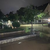 Foto van overstroomde straat in Valkenburg.