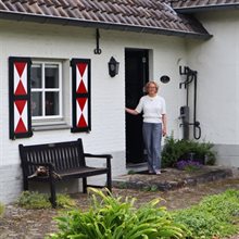 Cornel voor haar huis
