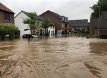 Kerkstraat te Nijswiller tijdens de waterramp 2021